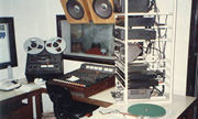 A Rádio 98 FM tem os melhores equipamentos importados.